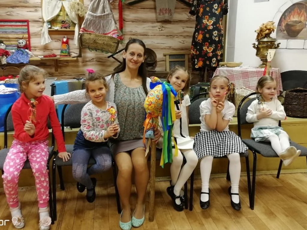 каждый со своей тряпичной игрушкой лошадкой.jpg