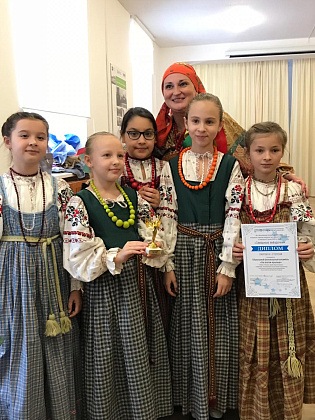 Выступление ансамбля «На златом крыльце» на конкурсе «Северные звёздочки»